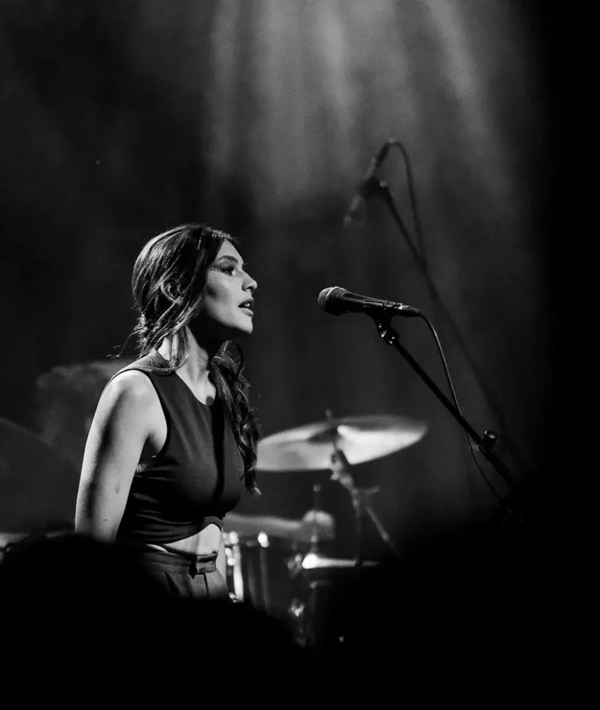 Kateřina Marie Tichá, černobílý záběr z koncertu